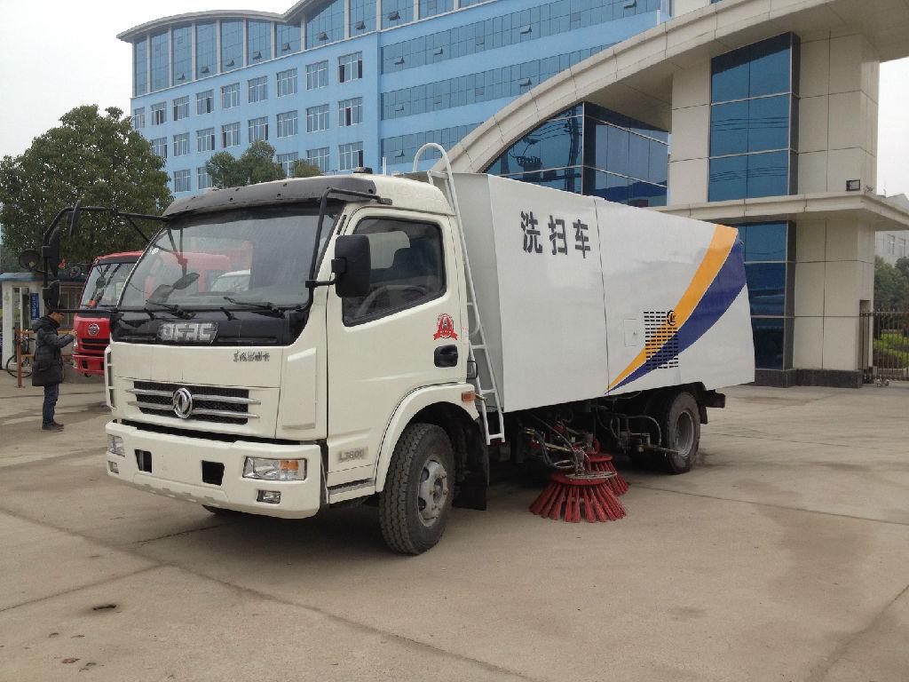 东风系列大型扫路车与吸尘车 现代城市环卫的强劲动力